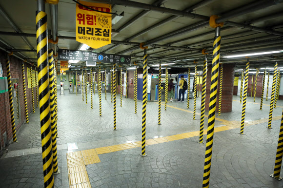 17일 오후 신종 코로나바이러스 감염증(코로나19) 확진자가 발생한 서울 지하철 2호선 시청역 공사장 모습. 2020.6.17  연합뉴스