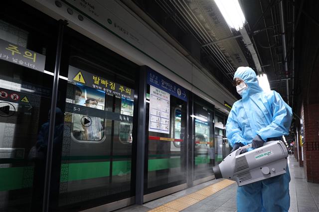 서울 지하철 2호선 시청역의 안전관리요원 3명이 신종 코로나바이러스 감염증(코로나19) 확진판정을 받은 가운데 17일 오후 시청역에서 관게자들이 긴급방역을 실시하고 있다. 이날 서울시와 서울교통공사에 따르면 15일 2호선 시청역에 승객 안전을 위해 배치한 안전관리요원 중 1명이 확진판정을 받았고, 이날 2명이 추가로 양성판정을 받았다. 2020.6.17 뉴스1