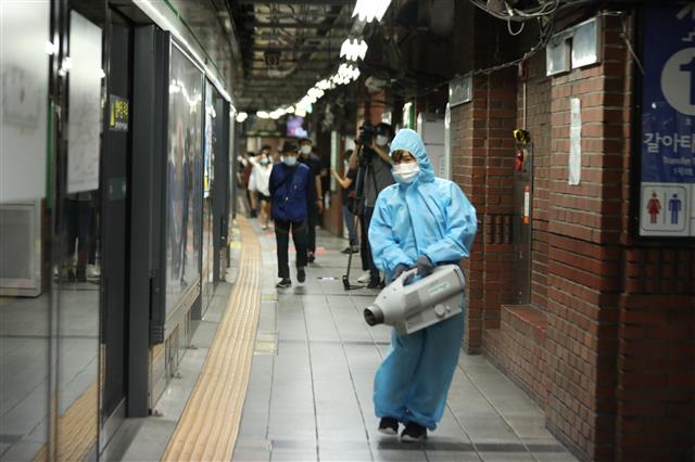 서울 지하철 2호선 시청역의 안전관리요원 3명이 신종 코로나바이러스 감염증(코로나19) 확진판정을 받은 가운데 17일 오후 시청역에서 관게자들이 긴급방역을 실시하고 있다. 17일 서울시와 서울교통공사에 따르면 15일 2호선 시청역에 승객 안전을 위해 배치한 안전관리요원 중 1명이 확진판정을 받았고, 이날 2명이 추가로 양성판정을 받았다. 2020.6.17 뉴스1