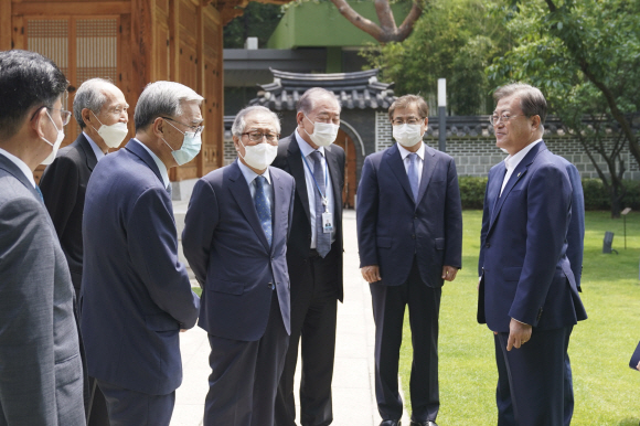 문재인 대통령이 17일 청와대 상춘재에서 전직 통일부 장관 및 원로들과 오찬에 앞서 대화하고 있다. 2020.06.17. 청와대 제공