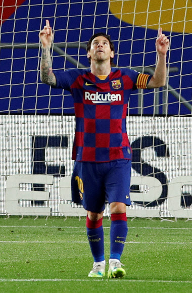 스페인 프로축구 FC바르셀로나의 리오넬 메시가 17일 레가네스와의 라리가 경기에서 후반 페널티킥으로 추가골을 터뜨린 뒤 세리머니를 하고 있다. 로이터 연합뉴스