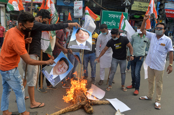 시진핑 사진 불태우는 인도 청년들 