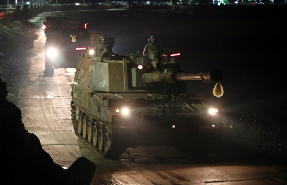 17일 오후 인천시 옹진군 대연평도에서 해병대원들이 K9 자주포를 동원해 서북도서 순환훈련을 하고 있다. 2020.6.18  연합뉴스