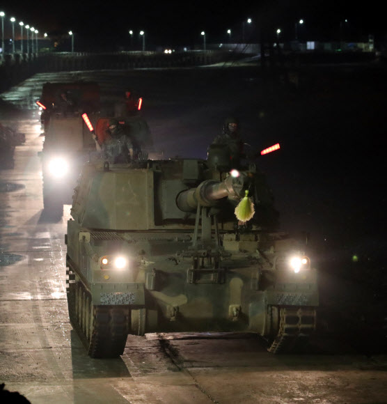 17일 오후 인천시 옹진군 대연평도에서 해병대원들이 K9 자주포를 동원해 서북도서 순환훈련을 하고 있다. 2020.6.18  연합뉴스