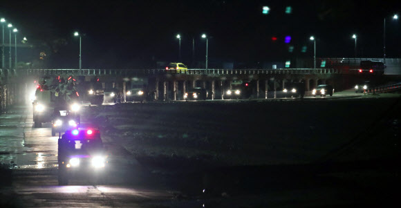 17일 오후 인천시 옹진군 대연평도에서 해병대원들이 K9 자주포를 동원해 서북도서 순환훈련을 하고 있다. 2020.6.18  연합뉴스