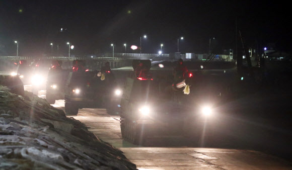 17일 오후 인천시 옹진군 대연평도에서 해병대원들이 K9 자주포를 동원해 서북도서 순환훈련을 하고 있다. 2020.6.18  연합뉴스