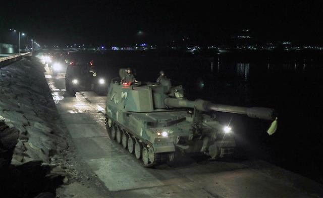 17일 밤 인천 옹진군 연평도에서 해병대 장병들이 K9 자주포를 동원해 서북도서 순환훈련을 실시하고 있다. 2020.6.18 뉴스1