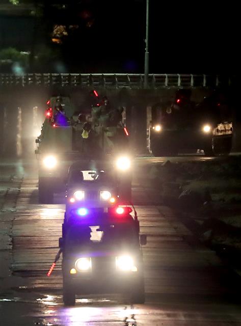 17일 밤 인천 옹진군 연평도에서 해병대 장병들이 K9 자주포를 동원해 서북도서 순환훈련을 실시하고 있다. 2020.6.18 뉴스1