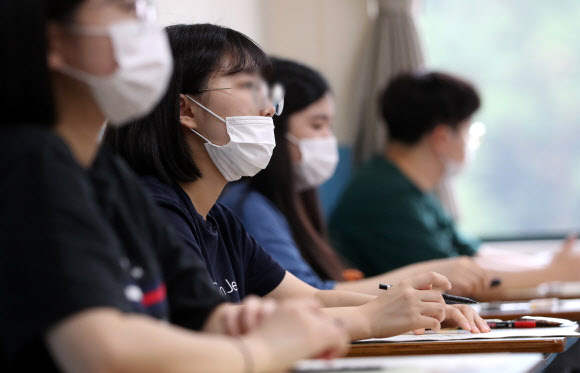 2021학년도 대학수학능력시험 모의평가가 치러지는 18일 오전 강원 춘천시 강원대학교 사범대학 부설고등학교에서 고3 학생들이 답안지에 인적사항을 적고 있다. 2020.6.18  연합뉴스