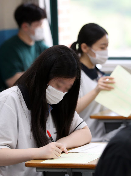 2021학년도 대학수학능력시험 모의평가가 치러지는 18일 오전 강원 춘천시 강원대학교 사범대학 부설고등학교에서 고3 학생들이 답안지에 인적사항을 적고 있다. 2020.6.18  연합뉴스