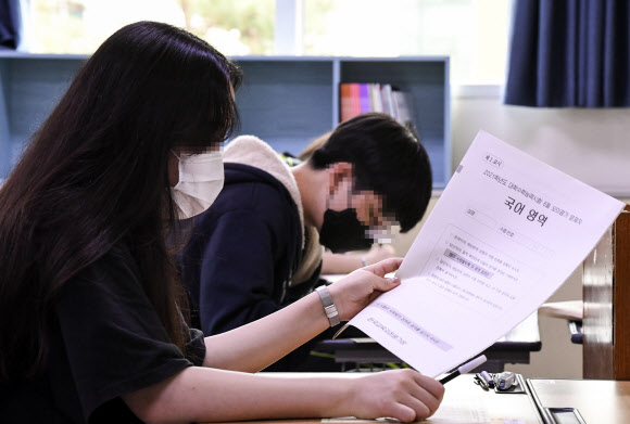 한국교육과정평가원이 주관하는 대학수학능력시험 모의평가가 시행된 18일 오전 서울 상암고등학교에서 학생들이 시험을 준비하고 있다. 2020.6.18  연합뉴스