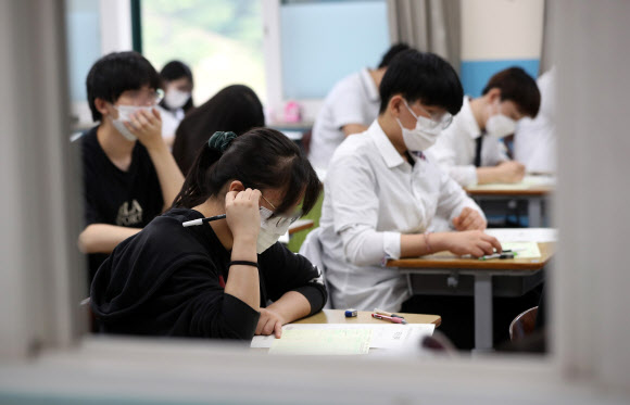 2021학년도 대학수학능력시험 모의평가가 치러지는 18일 오전 강원 춘천시 강원대학교 사범대학 부설고등학교에서 고3 학생들이 답안지에 인적사항을 적고 있다. 2020.6.18  연합뉴스