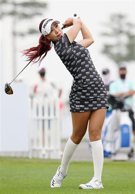 프로골퍼 유현주가 18일 오전 인천 베어즈베스트청라 골프클럽에서 열린 ‘제34회 기아자동차 한국여자오픈 골프선수권대회’ 1라운드 10번홀에서 티샷을 치고 있다. 2020.6.18 뉴스1