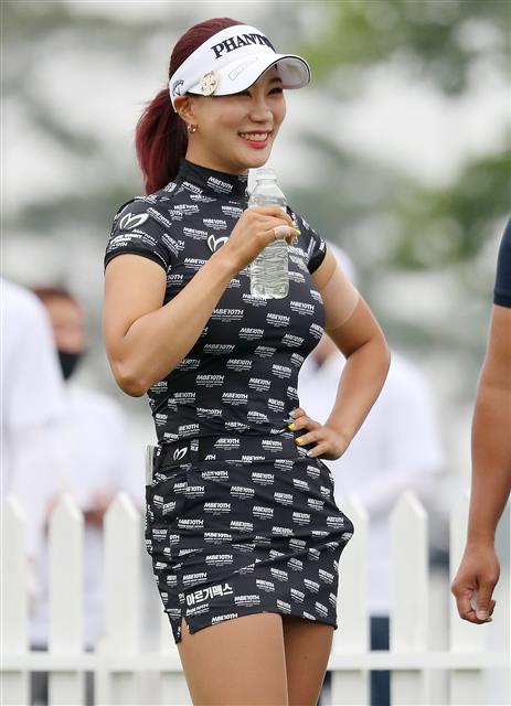 프로골퍼 유현주가 18일 오전 인천 베어즈베스트청라 골프클럽에서 열린 ‘제34회 기아자동차 한국여자오픈 골프선수권대회’ 1라운드 10번홀에서 티샷에 앞서 물을 마시고 있다. 2020.6.18 뉴스1