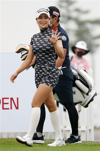 프로골퍼 유현주가 18일 오전 인천 베어즈베스트청라 골프클럽에서 열린 ‘제34회 기아자동차 한국여자오픈 골프선수권대회’ 1라운드 10번홀에서 티잉 그라운드에 오르며 인사를 하고 있다. 2020.6.18 뉴스1