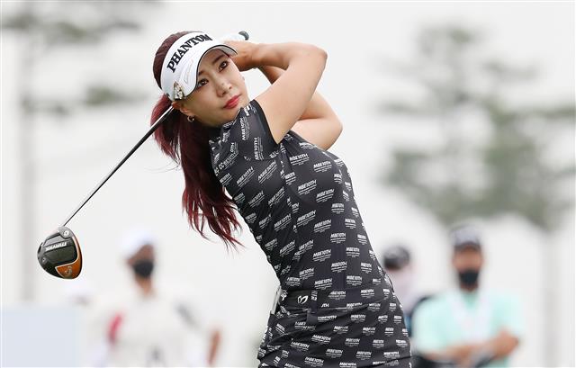 프로골퍼 유현주가 18일 오전 인천 베어즈베스트청라 골프클럽에서 열린 ‘제34회 기아자동차 한국여자오픈 골프선수권대회’ 1라운드 10번홀에서 티샷을 치고 있다. 2020.6.18 뉴스1