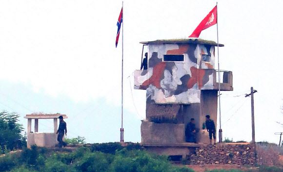 18일 경기도 파주시 임진강에서 바라본 북한군 초소에 북한 병사들이 서 있다. 2020.6.18  연합뉴스