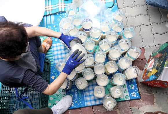 18일 오전 탈북자 단체 사단법인 큰샘 관계자들이 서울 강남구 수서동의 한 공원에서 오는 21일 북으로 보낼 쌀을 페트병에 담고 있다. 2020.6.18  연합뉴스