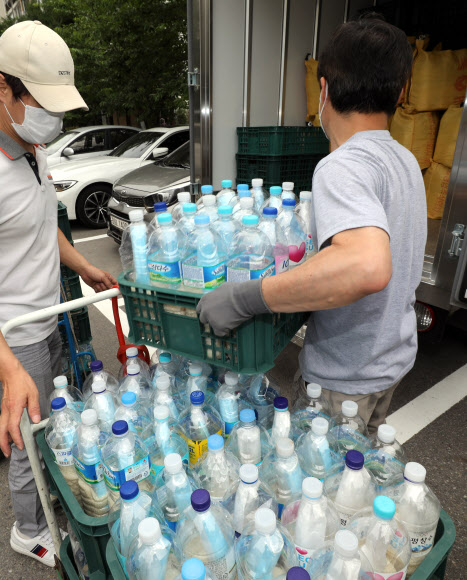 18일 오전 탈북자단체 사단법인 큰샘 관계자가 서울 강남구 수서동에서 오는 21일 북으로 보낼 쌀 페트병을 차에 옮기고 있다. 2020.6.18  연합뉴스