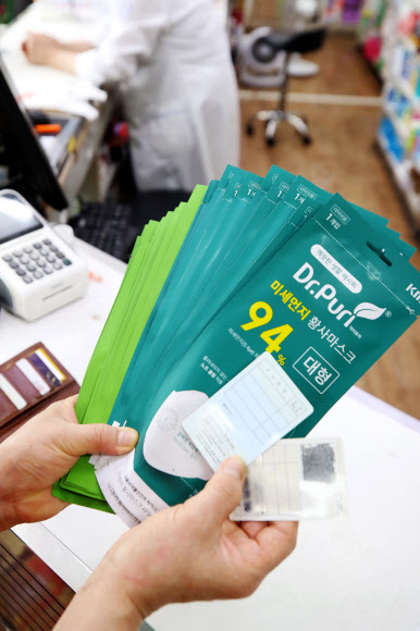 18일 오전 서울 종로구의 한 약국에서 시민이 공적 마스크를 구매하고 있다. 식품의약품안전처에 따르면 이날부터 공적 판매처에서 일주일에 1인당 10장씩의 공적 마스크를 살 수 있다. 2020.6.18  연합뉴스