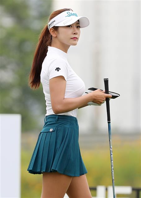 프로골퍼 안소현이 18일 오후 인천 베어즈베스트청라 골프클럽에서 열린 ‘제34회 기아자동차 한국여자오픈 골프선수권대회’ 1라운드 1번홀 티샷을 준비하고 있다. 2020.6.18 뉴스1