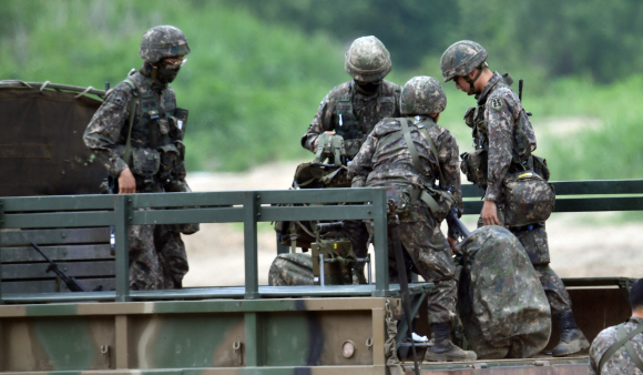 18일 경기도 파주시의 접경지역에서 완전군장을 한 군인들이 이동을 하고 있다. 2020.6.18  박지환 기자 popocar@seoul.co.kr