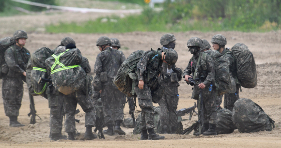 18일 경기도 파주시의 접경지역에서 완전군장을 한 군인들이 이동을 하고 있다. 2020.6.18  박지환 기자 popocar@seoul.co.kr