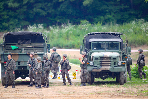 18일 경기도 파주시의 한 훈련장에서 군 장병들이 훈련을 준비하고 있다. 2020.6.18  연합뉴스