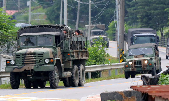 18일 경기도 파주시 법원읍의 한 도로 위로 훈련지로 향하는 군장병들을 태운 차량이 지나고 있다. 2020.6.18  연합뉴스
