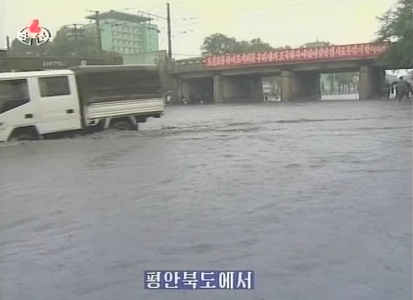 2010년 8월 압록강이 범람하면서 북한 평안북도 신의주 시내가 물에 침수됐을 당시 조선중앙TV 보도 화면.  연합뉴스