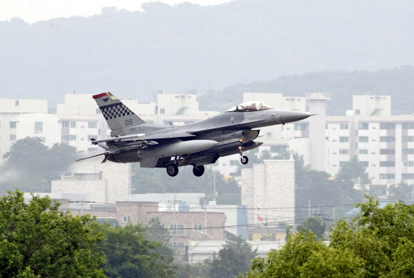 18일 오전 경기도 평택시 미 공군 오산기지 인근에서 F-16 전투기가 초계비행을 마치고 착륙하고 있다. 2020.6.18  연합뉴스