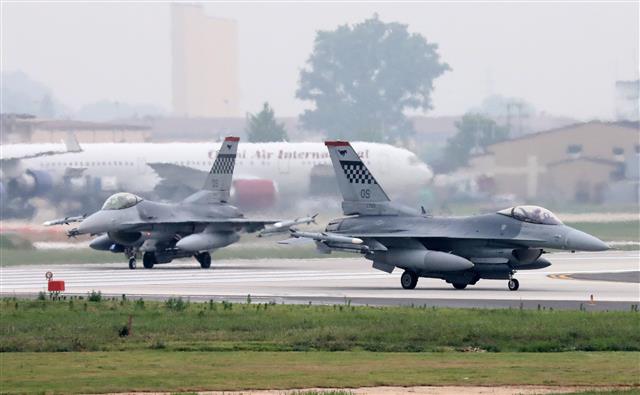 최근 북한의 강경 행보로 한반도를 둘러싸고 긴장이 고조되고 있는 가운데 18일 오전 경기도 평택시 오산공군기지에서 F-16 전투기가 이륙을 준비하고 있다. 2020.6.18 뉴스1