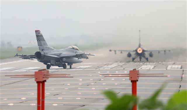 최근 북한의 강경 행보로 한반도를 둘러싸고 긴장이 고조되고 있는 가운데 18일 오전 경기도 평택시 오산공군기지에서 F-16 전투기가 이륙하고 있다. 2020.6.18 뉴스1