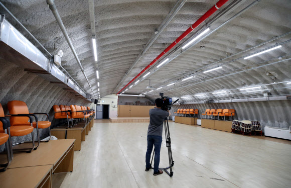 취재진에게 공개되는 연평도 1호 대피소 내부