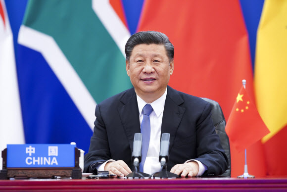 시진핑 중국 국가주석이 지난 17일 밤 화상회의 형식으로 열린 ‘중국-아프리카 정상회담’에서 기조연설을 하고 있다. 베이징 신화 연합뉴스