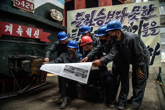 폭파 소식 접한 北 기관차 노동자들