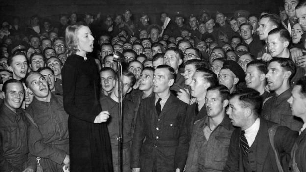 전성기이던 1940년 전장을 찾아 영국군 사병들과 함께 노래를 부르는 베라 린. AFP 자료사진