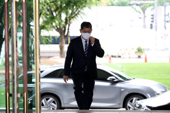 남북관계 악화에 책임을 지고 사의를 표명한 김연철 통일부 장관이 19일 오전 정부서울청사로 출근하고 있다. 2020.6.19  연합뉴스