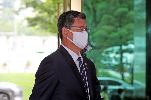 남북관계 악화에 책임을 지고 사의를 표명한 김연철 통일부 장관이 19일 오전 정부서울청사로 출근하고 있다. 2020.6.19  연합뉴스