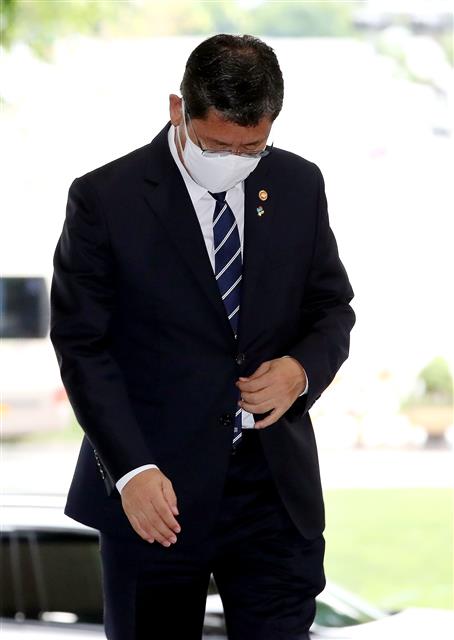 남북관계 악화에 대한 모든 책임을 지겠다며 전격 사퇴 의사를 밝힌 김연철 통일부 장관이 19일 오전 종로구 세종대로 정부서울청사로 출근하고 있다.  김 장관은 북한의 개성 남북공동연락사무소 폭파 다음날인 지난 17일 사의를 표명, 대통령의 재가를 기다리고 있다. 2020.6.19 뉴스1