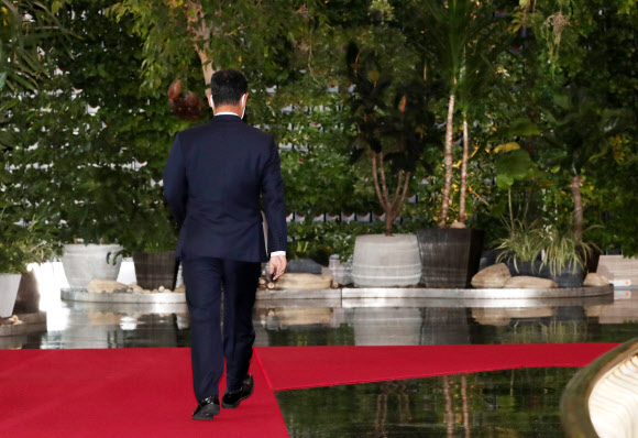 남북관계 악화에 책임을 지고 사의를 표명한 김연철 통일부 장관이 19일 오전 정부서울청사로 출근하고 있다. 2020.6.19  연합뉴스