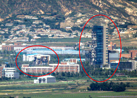 19일 오전 경기도 파주시 접경지역에서 바라본 개성공단 내 폭파된 남북공동연락사무소 청사(왼쪽)와 부서진 개성공단지원센터(오른쪽). 2020.6.19  연합뉴스