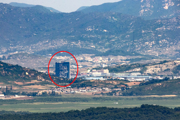 19일 경기도 파주시 접경지역에서 북한의 남북공동연락사무소 폭파로 훼손된 개성공단지원센터가 보이고 있다. 2020.6.19  연합뉴스