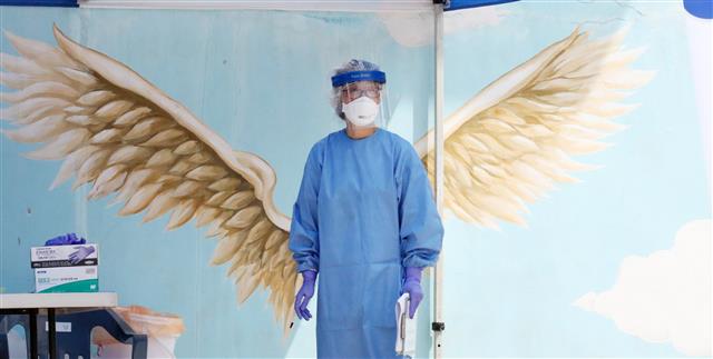 19일 오전 경기도 안산시 와동초등학교에서 한 의료진이 학생들의 신종 코로나바이러스 감염증(코로나19) 검사를 위해 대기하고 있다. 지난 17일 와동초등학교를 다니는 A군이 코로나19 확진 판정을 받아 이 학교 학생과 교직원 등 788명에 대한 전수 검사가 실시됐다. 2020.6.19 뉴스1