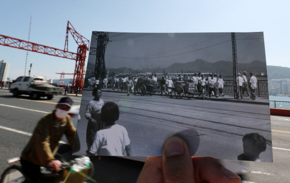 1952년 영도다리 피란민과 2020년 영도대교를 건너는 사람들