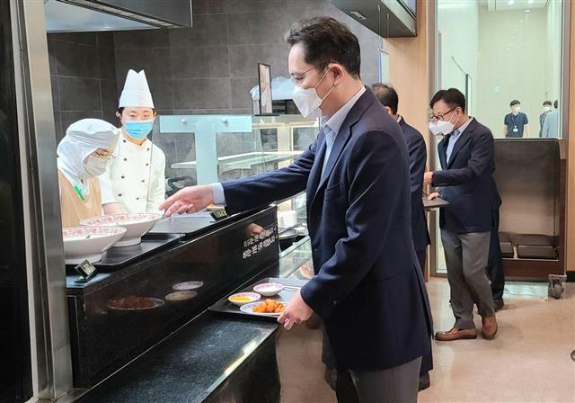 이재용 삼성전자 부회장이 반도체 미래전략과 사업장 환경안전 로드맵을 점검하기 위해 19일 경기도 화성 반도체 연구소를 방문, 직원 식당을 이용하고 있다.  2020.6.19 삼성전자 제공=뉴스1