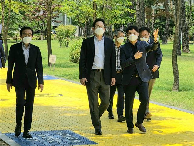 이재용 삼성전자 부회장이 반도체 미래전략과 사업장 환경안전 로드맵을 점검하기 위해 19일 경기도 화성 반도체 연구소를 찾아 시설을 둘러보고 있다. 2020.6.19 삼성전자 제공=뉴스1