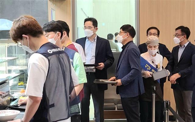 이재용 삼성전자 부회장이 반도체 미래전략과 사업장 환경안전 로드맵을 점검하기 위해 19일 경기도 화성 반도체 연구소를 방문, 직원 식당에서 배식받기 위해 줄을 서 있다.  2020.6.19 삼성전자 제공=뉴스1