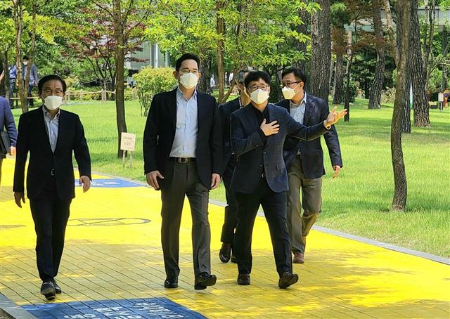 이재용 삼성전자 부회장이 반도체 미래전략과 사업장 환경안전 로드맵을 점검하기 위해 19일 경기도 화성 반도체 연구소를 찾아 시설을 둘러보고 있다. 2020.6.19 삼성전자 제공=뉴스1