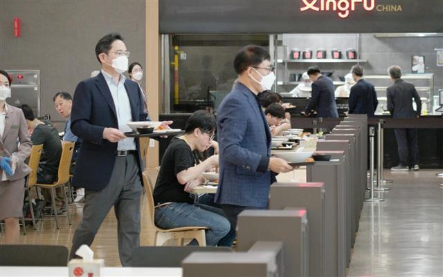 이재용 삼성전자 부회장이 반도체 미래전략과 사업장 환경안전 로드맵을 점검하기 위해 19일 경기도 화성 반도체 연구소를 방문, 직원 식당을 이용하고 있다. 2020.6.19 삼성전자 제공=뉴스1